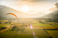 in die untergehende Sonne